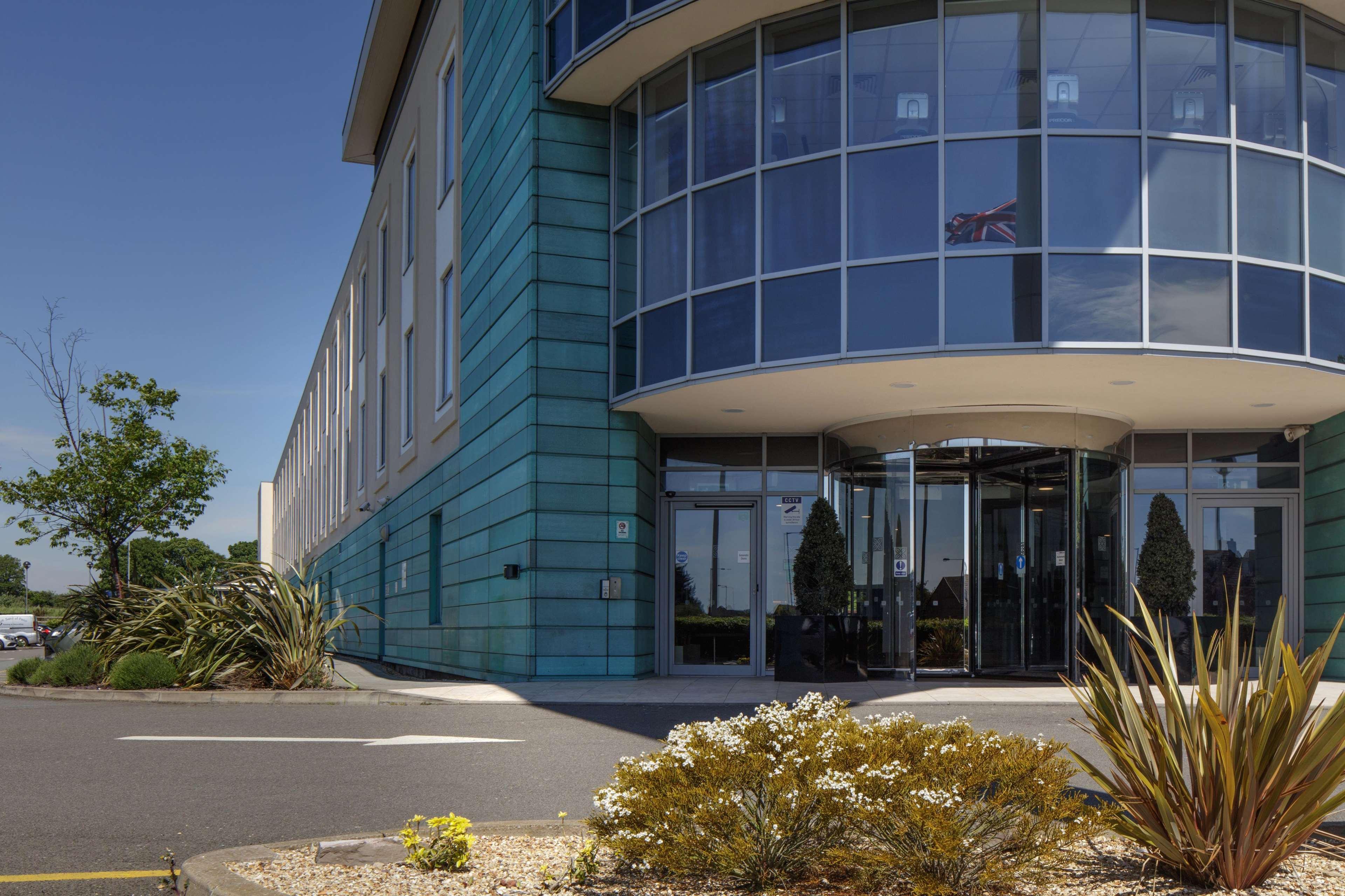 Hilton Garden Inn Luton North Exterior foto