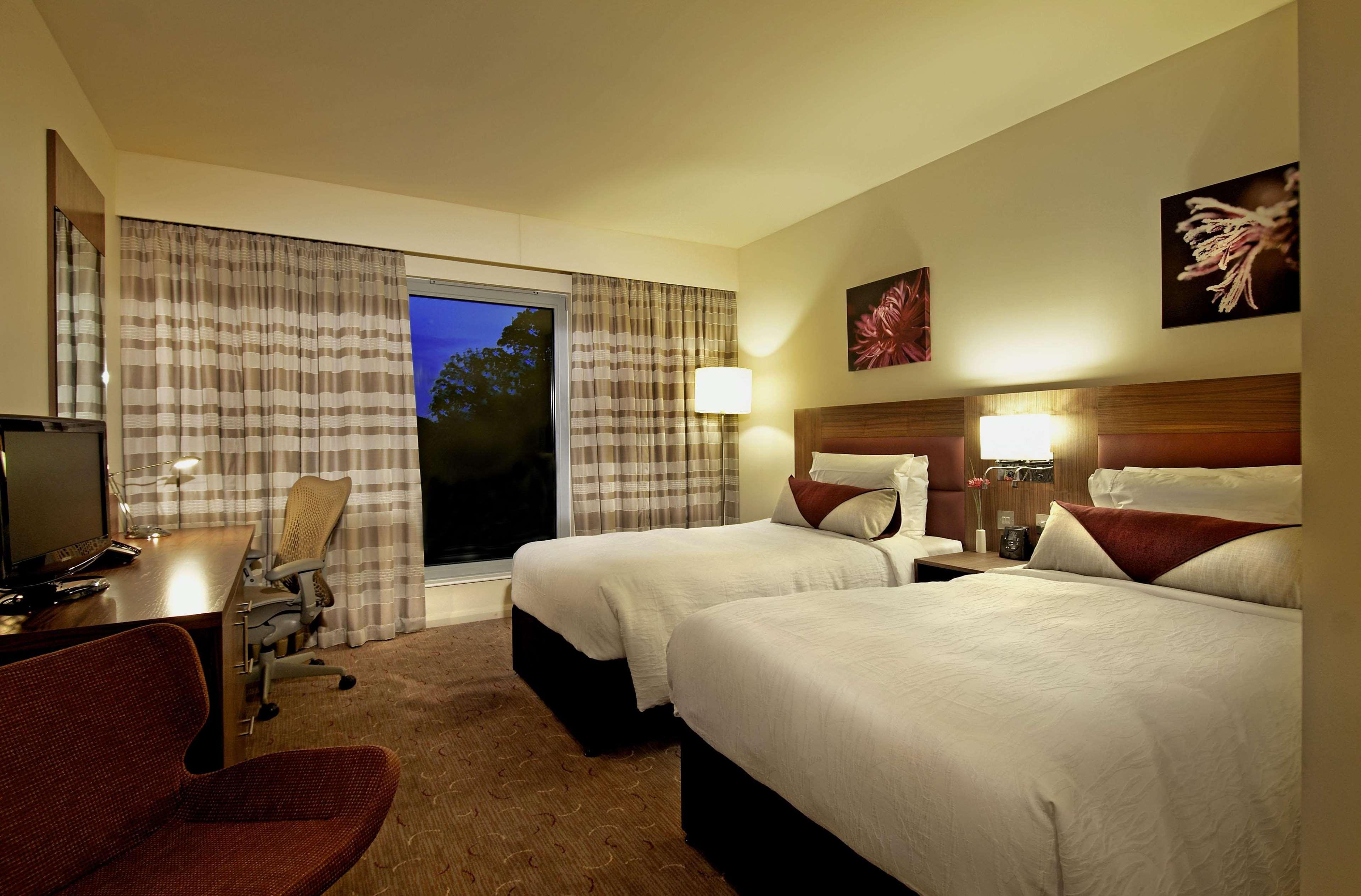 Hilton Garden Inn Luton North Exterior foto