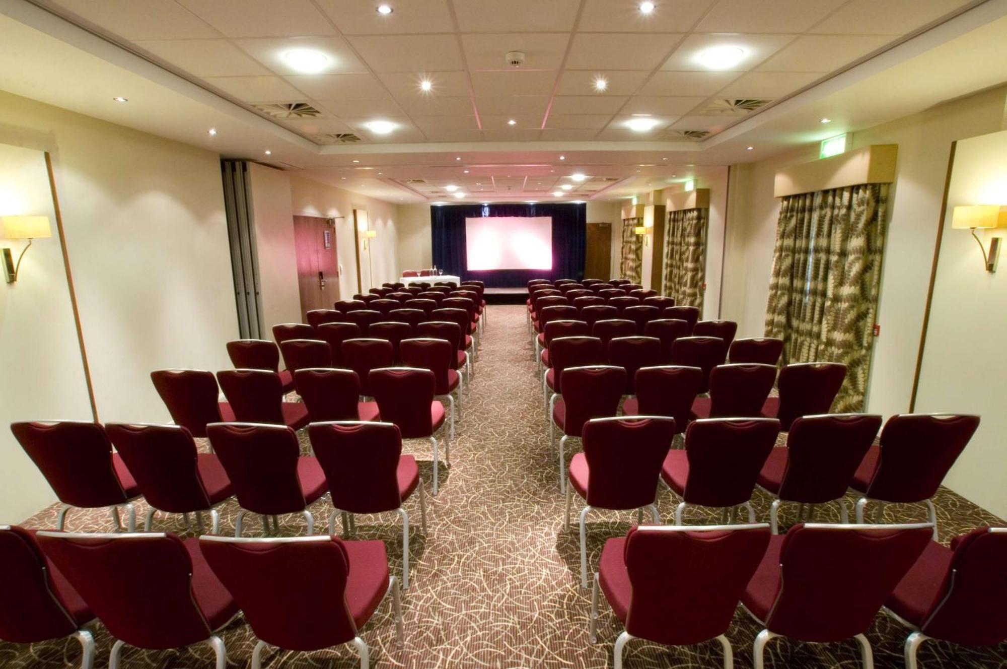 Hilton Garden Inn Luton North Exterior foto