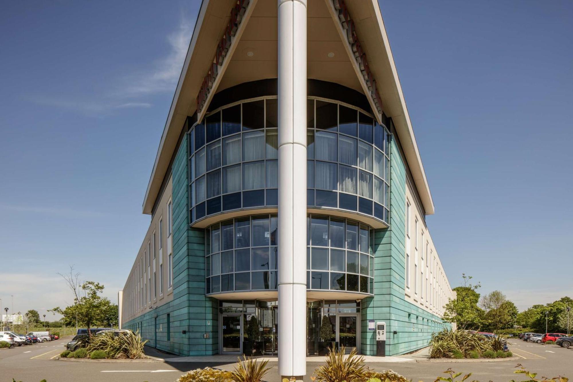 Hilton Garden Inn Luton North Exterior foto