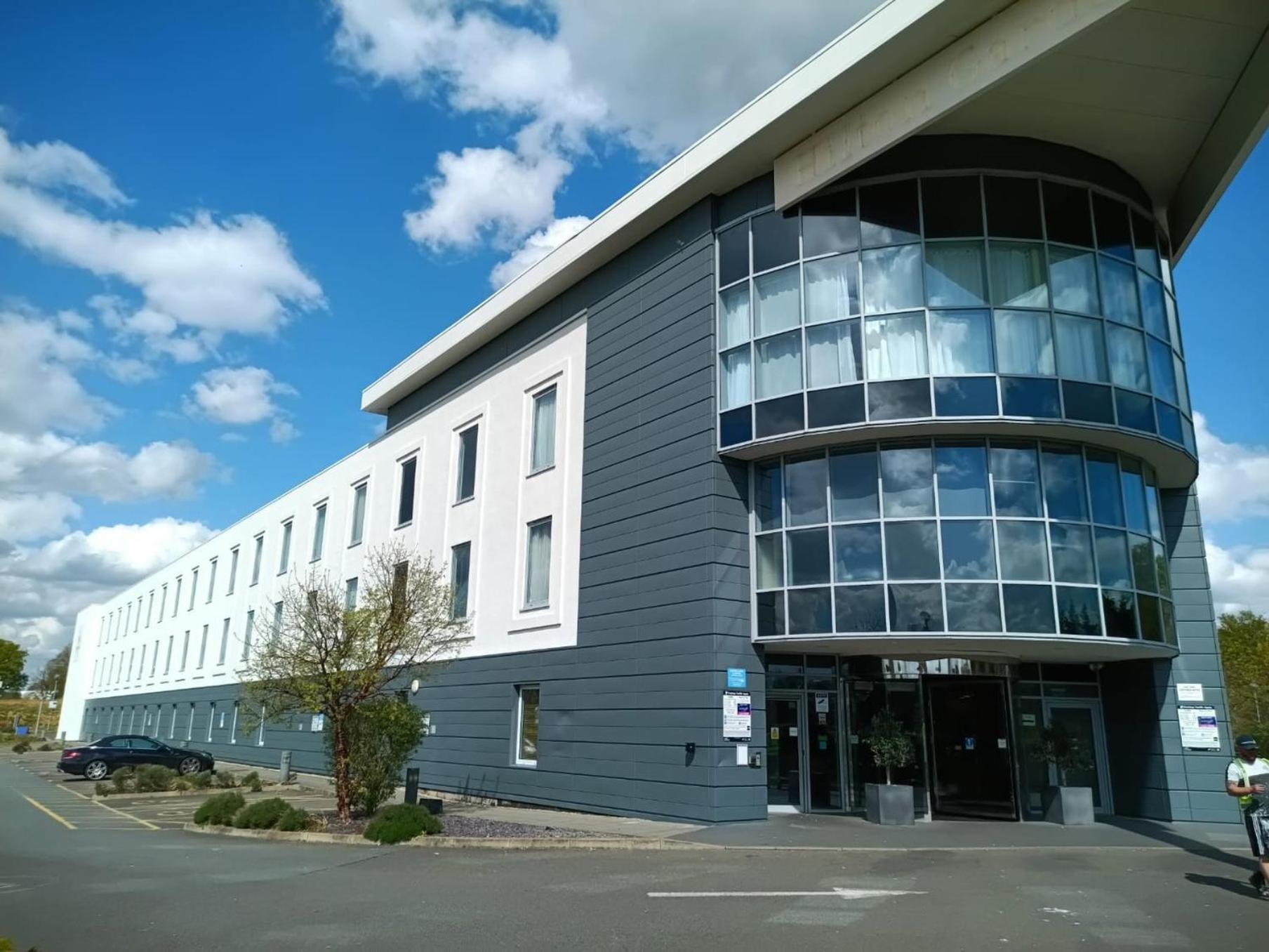 Hilton Garden Inn Luton North Exterior foto