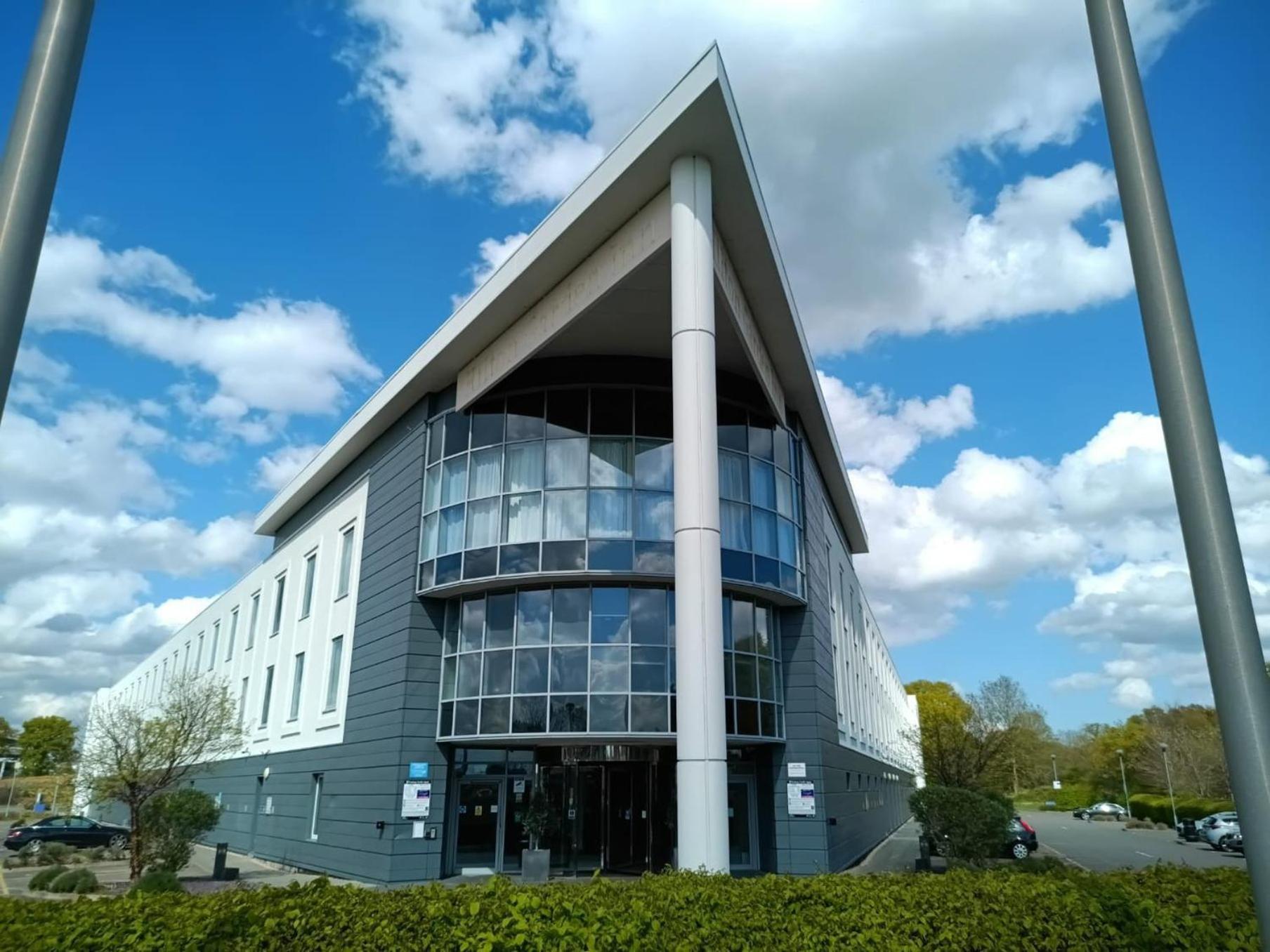Hilton Garden Inn Luton North Exterior foto